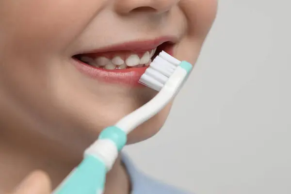 Χαριτωμένο Αγοράκι Βουρτσίζει Δόντια Του Πλαστική Οδοντόβουρτσα Ανοιχτό Γκρι Φόντο — Φωτογραφία Αρχείου