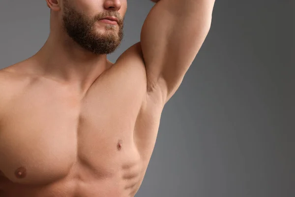 Homem Musculoso Fundo Cinza Close Espaço Para Texto Corpo Sexy — Fotografia de Stock