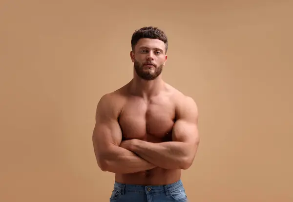 Hombre Musculoso Guapo Sobre Fondo Beige Cuerpo Sexy —  Fotos de Stock