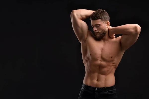 Bellissimo Uomo Muscoloso Sfondo Nero Spazio Testo Corpo Sexy — Foto Stock