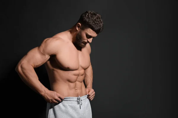 Bonito Homem Musculoso Fundo Preto Espaço Para Texto Corpo Sexy — Fotografia de Stock