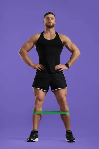 Homem Muscular Exercitando Com Banda Resistência Elástica Fundo Roxo — Fotografia de Stock