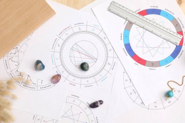 Kaderi tahmin etmek için Natal çizelgeler ve falcılık için astrolojik öğeler.
