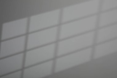 İçerideki gri duvardaki pencerenin gölgesi