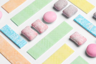 Beyaz arkaplanda farklı renkli baloncuk dişetleri, yakın plan