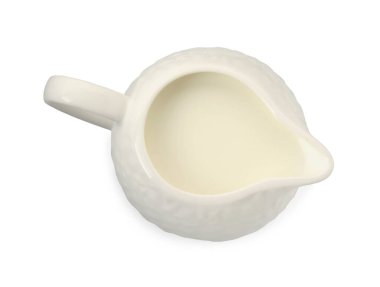Bir sürahi dolusu taze süt, beyaza izole edilmiş, üst manzara.