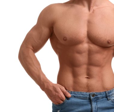 Kaslı adam karın kaslarını bembeyaz gösteriyor, yakın plan. Seksi vücut.