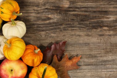 Şükran Günü. Tahta masa üzerinde kabak ile düz bileşim yatıyordu, metin için boşluk
