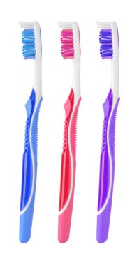 Beyaz arkaplanda renkli diş fırçaları