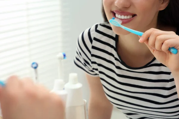 Woman Brushing Her Teeth Plastic Toothbrush Mirror Bathroom Closeup — Stock Photo, Image