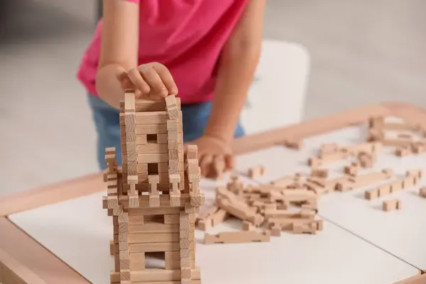 Meisje Speelt Met Houten Toren Aan Tafel Binnen Close Kinderspeelgoed — Stockfoto