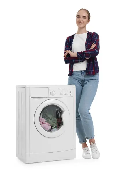 白い背景に洗濯機の近くに美しい若い女性 — ストック写真