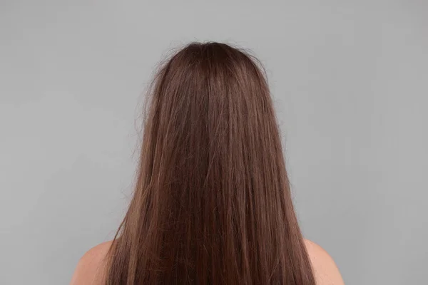 Açık Gri Arka Planda Saçları Zarar Görmüş Bir Kadın — Stok fotoğraf