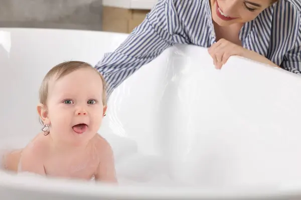 Mama Myje Swoje Małe Dziecko Wannie Domu Zbliżenie — Zdjęcie stockowe