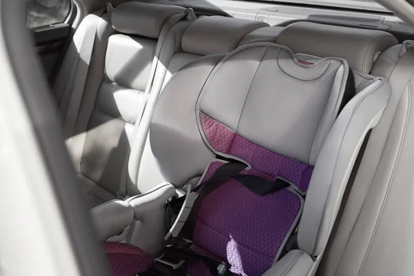 Puste Nowoczesne Fotelik Bezpieczeństwa Dla Dziecka Wewnątrz Samochodu — Zdjęcie stockowe