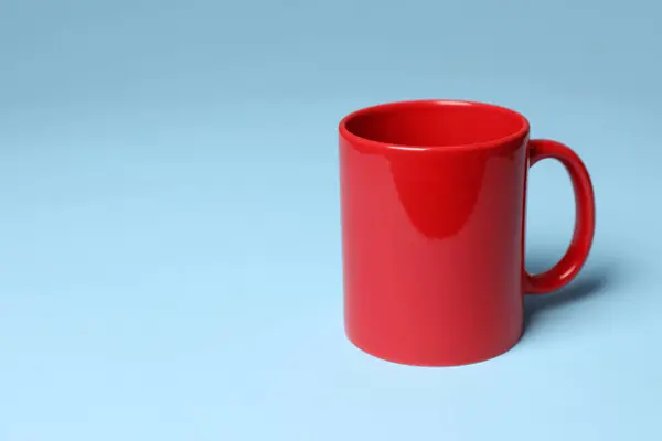 浅蓝色底色红色陶瓷杯 文字空间 — 图库照片