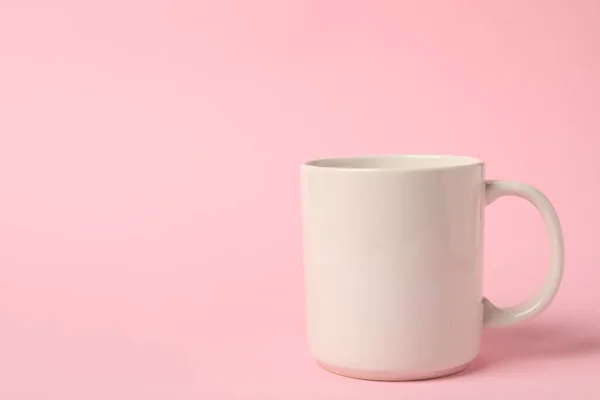 Una Tazza Ceramica Bianca Sfondo Rosa Spazio Testo — Foto Stock