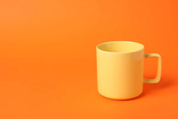 Une Tasse Céramique Jaune Sur Fond Orange Espace Pour Texte — Photo