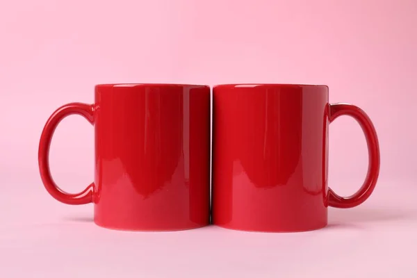 Két Piros Kerámia Bögre Rózsaszín Alapon — Stock Fotó