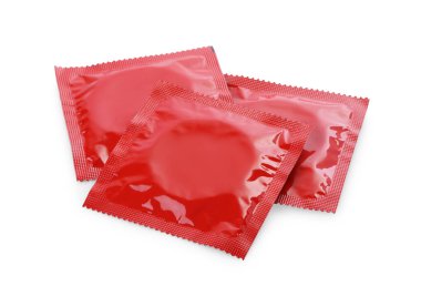 Prezervatif paketleri beyaza izole edilmiş. Güvenli seks.