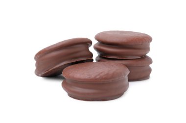 Birçok lezzetli çikolatalı turta beyazda izole edilmiş.