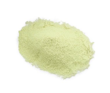 Beyaz, üst görünümde izole edilmiş kuru kereviz tozu yığını