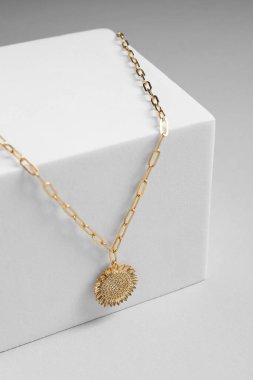 Beyaz arkaplanda kolyenin şık sunumu, yakın plan