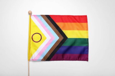 Beyaz arka planda parlak ilerleme bayrağı. LGBT gururu