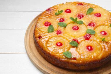 Beyaz ahşap masada kirazlı ve nane şekerli nefis ananaslı turta. Metin için boşluk