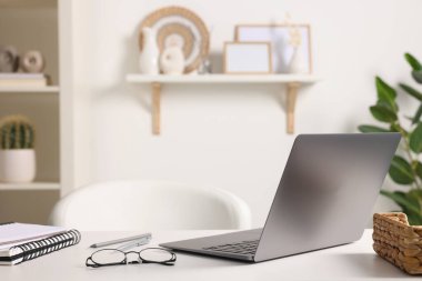 Merkez ofis. Laptop, gözlük ve kırtasiye malzemeleri beyaz masa içinde. Metin için boşluk