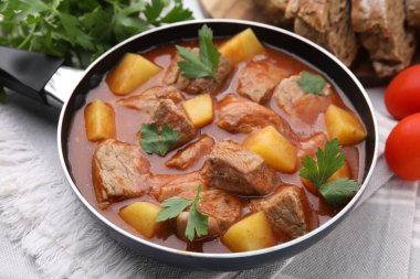 Sehpada lezzetli gulaş, yakın plan.