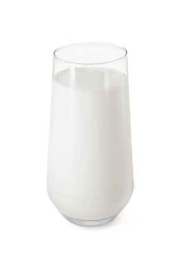 Beyaz üzerine izole edilmiş bir bardak taze süt.