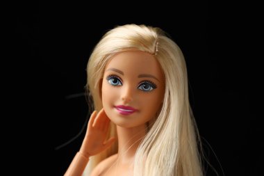 Mykolaiv, Ukrayna - 1 Eylül 2023: Siyah arka planda güzel Barbie bebek