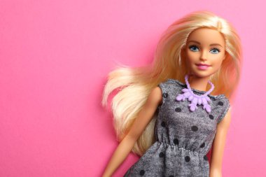 Mykolaiv, Ukrayna - 4 Eylül 2023: Pembe arka planda güzel Barbie bebek, metin için alan