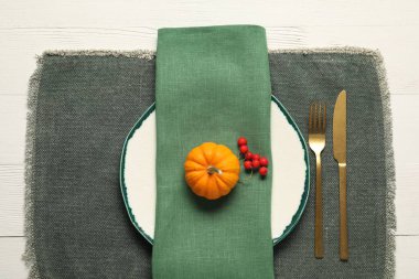 Sonbahar sofrası kurulumu, balkabağı ve kırmızı böğürtlen düzlüğü