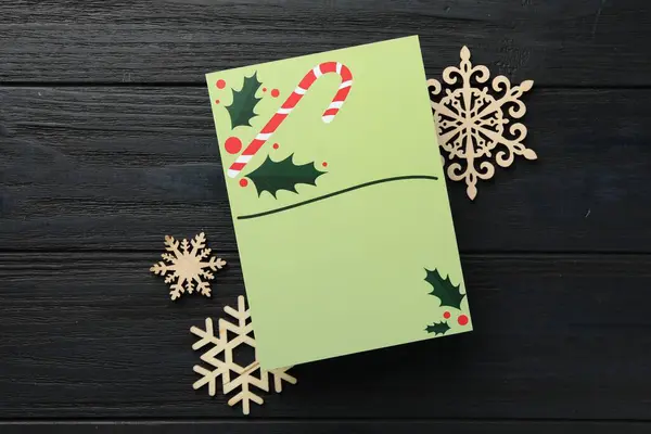 Leere Weihnachtseinladungskarte Und Dekorative Schneeflocken Auf Schwarzem Holztisch Flach Gelegt — Stockfoto