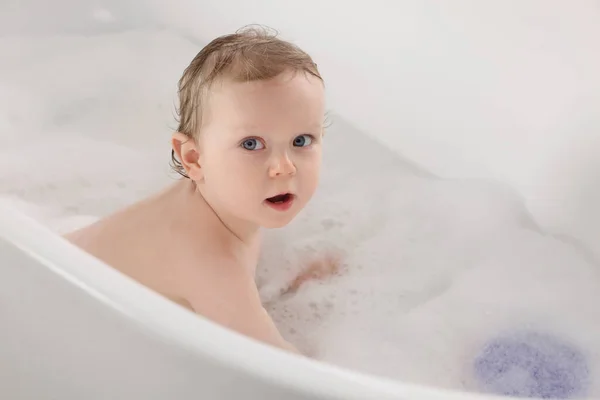 Cute Little Baby Biorąc Piankową Kąpiel Domu — Zdjęcie stockowe