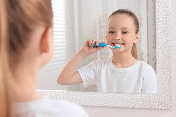 Söt Liten Flicka Borsta Tänderna Med Plast Tandborste Nära Spegeln — Stockfoto