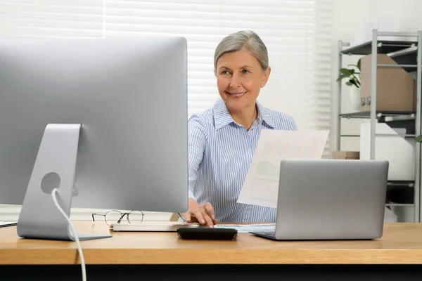 Senior Accountant Working Wooden Desk Office — Stock Photo, Image