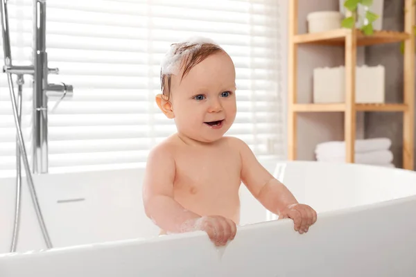 Bonito Bebê Tomando Banho Banheira Casa — Fotografia de Stock