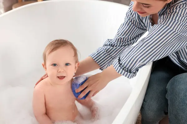 Μητέρα Πλένει Μωράκι Της Στην Μπανιέρα Στο Σπίτι Κοντά — Φωτογραφία Αρχείου