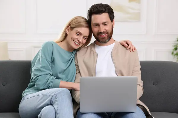 Szczęśliwa Para Laptopem Sofie Domu — Zdjęcie stockowe