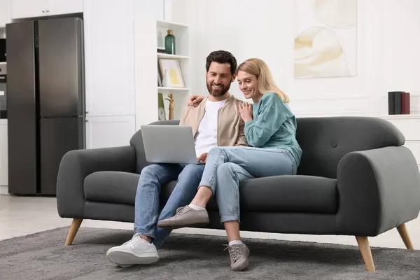 Gelukkig Paar Met Laptop Bank Thuis — Stockfoto