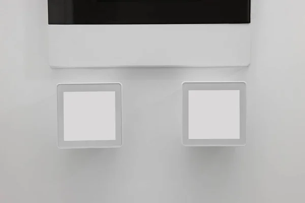 Thermostats Modernes Sur Mur Blanc Système Maison Intelligente — Photo