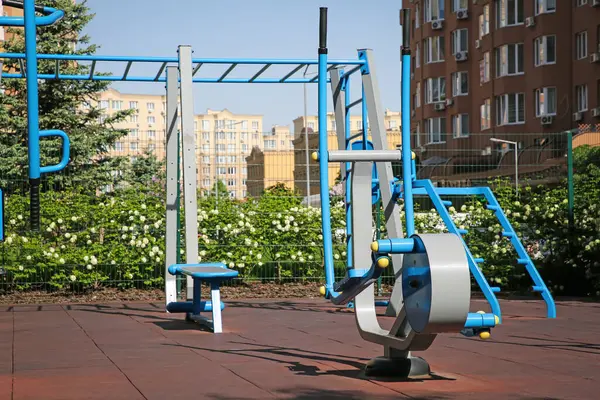 Empty Outdoor Gym Air Walker Monkey Bars Residential Area — Stock Photo, Image