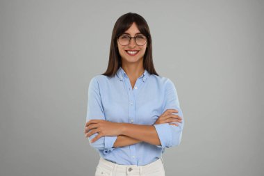 Açık gri arkaplanda mutlu sekreter portresi