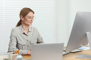 Ofisteki ahşap masada çalışan profesyonel muhasebeci.
