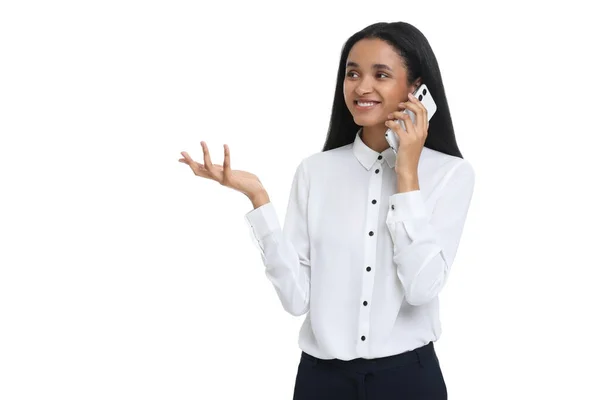 Vacker Sekreterare Talar Telefon Mot Vit Bakgrund — Stockfoto