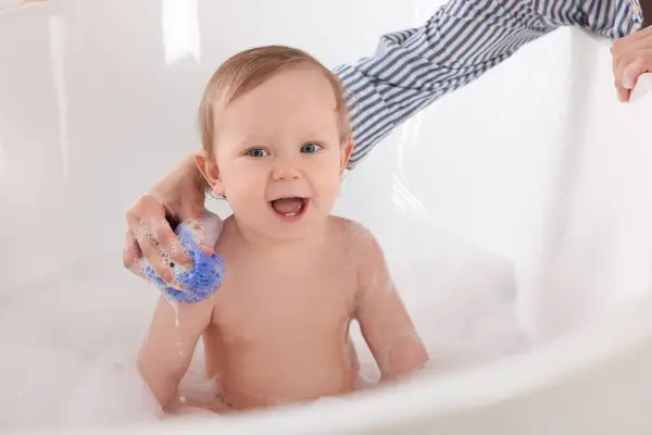 Mama Myje Swoje Małe Dziecko Gąbką Wannie Domu Zbliżenie — Zdjęcie stockowe