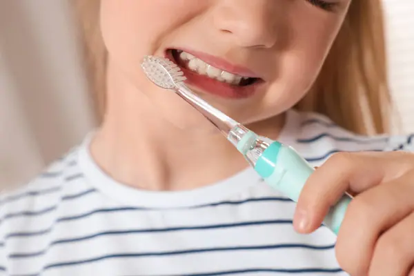 Κοριτσάκι Βουρτσίζει Δόντια Της Ηλεκτρική Οδοντόβουρτσα Θολή Φόντο Κοντινό Πλάνο — Φωτογραφία Αρχείου